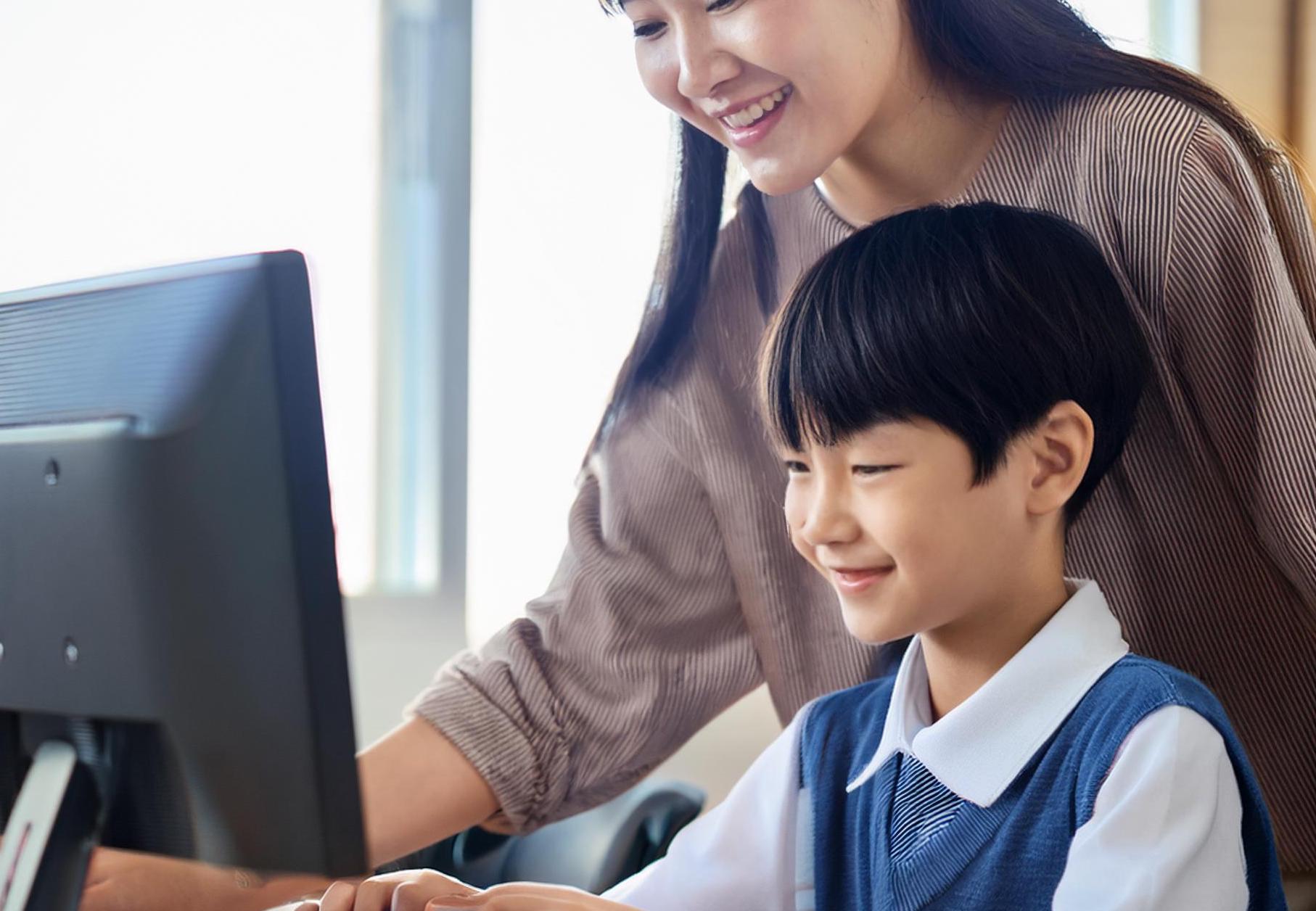 キッズコースで子どもがパソコンを学ぶ様子