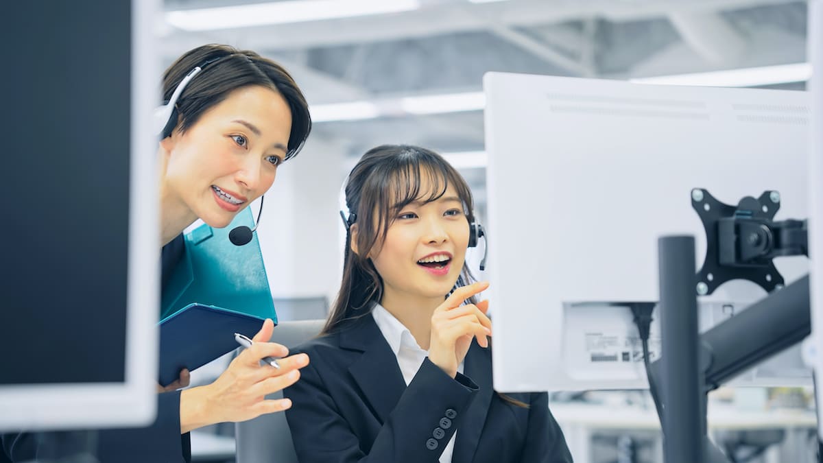 ヘッドセットで相談対応をするスタッフ